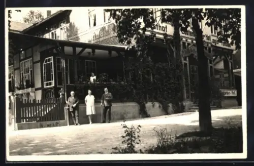 AK Leutenberg /Th., Hotel Leutenberger Hof, mit kleiner Versammlung