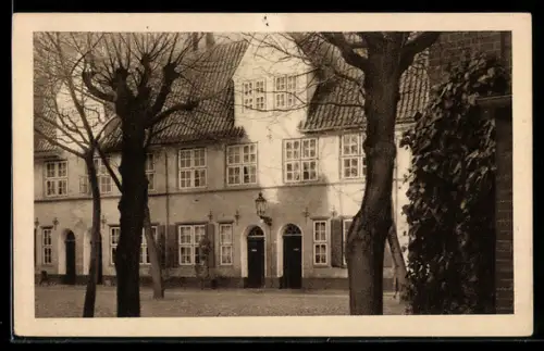 AK Lübeck, Füchtingshof, Innenhof mit Hausfassade und Bäumen