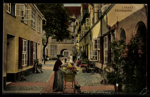 AK Lübeck, Füchtingshof, Innenhof mit Frau und Blumenwagen