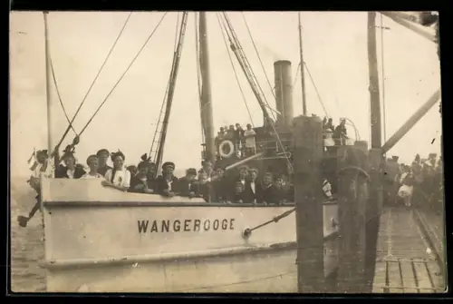 AK Wangerooge, Dampfschiff Wangerooge am Anleger, Passagiere