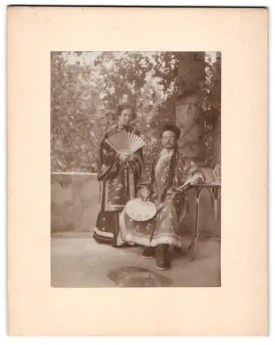 2 Fotografien unbekannter Fotograf und Ort, Maximilian Freiherr von Stoltzenberg und seine Frau Ottonie in Tracht China