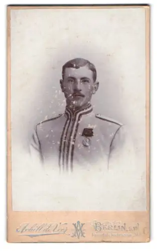Fotografie Achill de Veer, Berlin, Friedrichstrasse 247, Uffz. in Uniform mit Centenar-Medaille