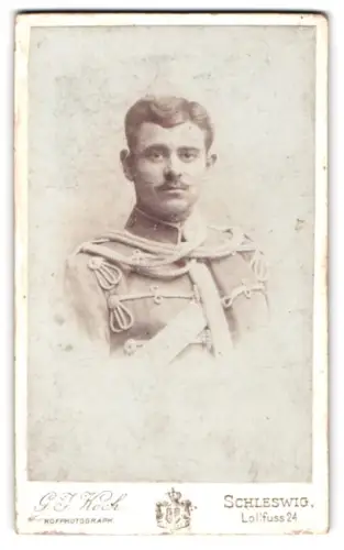 Fotografie G. J. Koch, Schleswig, Lollfuss 24, Gefreiter der Husaren in Attila mit Überjacke