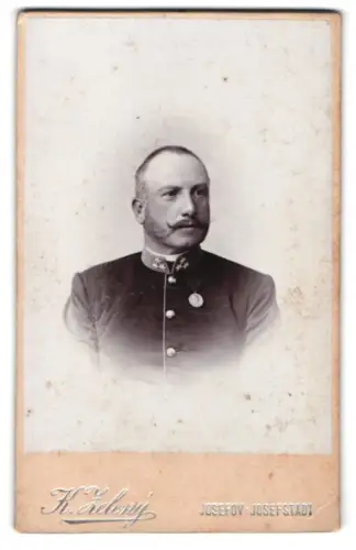 Fotografie K. Zeleny, Josefstadt, Nr. 42, k.u.k. Zugsführer in Uniform mit Jubiläumsmedaille 1898