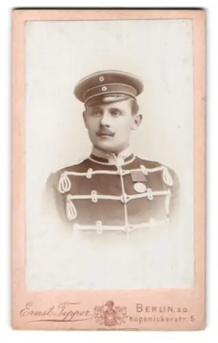 Fotografie Ernst Tepper, Berlin, Köpenickerstr. 5, Unteroffizier der Husaren in Attila mit Schirmmütze und Centenar-Med.