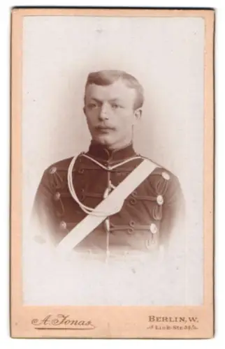 Fotografie A. Jonas, Berlin, Link-Str. 39, Obergefreiter der Husaren in Attila mit Schärpe