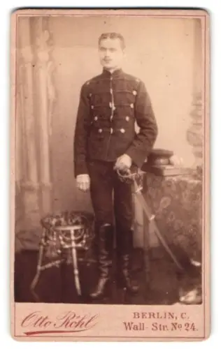 Fotografie Otto Röhl, Berlin, Wall-Str. 24, Husar in Attila mit Krätzchen und Säbel