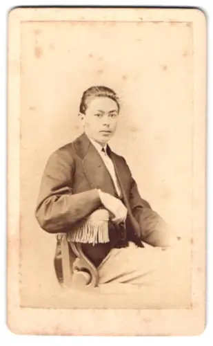 Fotografie Hermann, Ort unbekannt, Porträt eines jungen Mannes