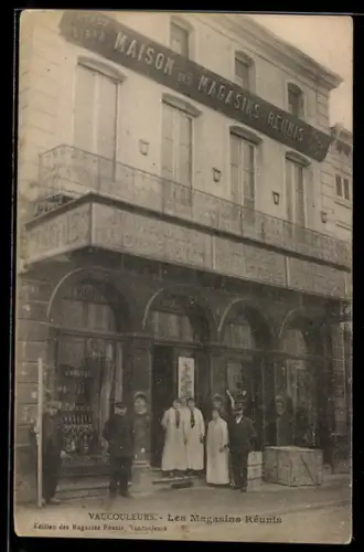 AK Vaucouleurs, Les Magasins Réunis avec employés devant l`entrée