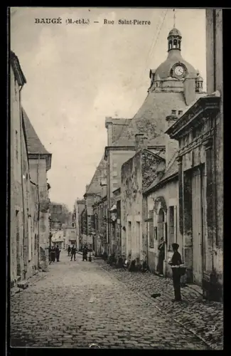 AK Baugé /M.-et-L., Rue Saint-Pierre avec bâtiments historiques et clocher en arrière-plan