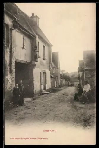 AK Essai /Orne, Rue du village avec habitants devant les maisons
