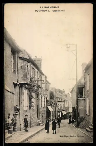 AK Domfront /Normandie, Grande-Rue animée avec passants et bâtiments historiques