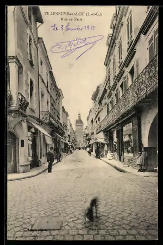 AK Villeneuve-sur-Lot /L.-et-G., Rue de Paris avec animation urbaine et vue sur la tour en arrière-plan