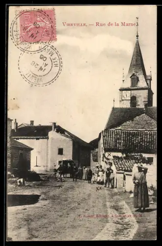 AK Vierville, Rue de la Marne avec église et villageois