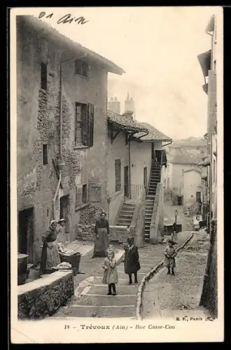 AK Trévoux /Ain, Rue Casse-Cou animée par des habitants et des enfants