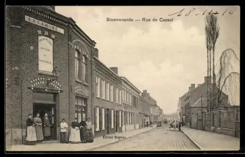 AK Steenvoorde, Rue de Cassel animée avec habitants devant l`estaminet