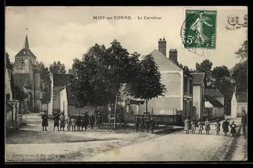 AK Misy-sur-Yonne, Le Carrefour avec des enfants et des bâtiments anciens