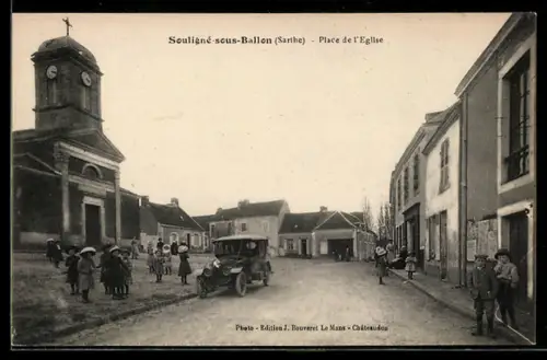 AK Souligné-sous-Ballon /Sarthe, Place de l`Église avec habitants et automobile ancienne