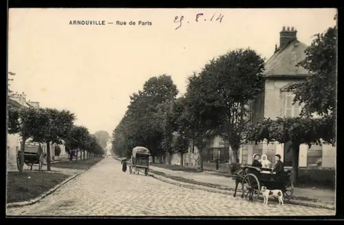 AK Arnouville, Rue de Paris avec calèches et passants