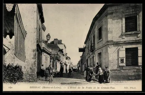 AK Brissac /Maine-et-Loire, L`Hôtel de la Poste et la Grande-Rue
