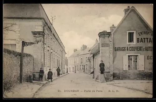 AK Dourdan, Porte de Paris avec bâtiments et passants dans la rue