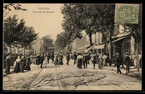 AK Nantes, La route de Rennes animée avec piétons et tramway