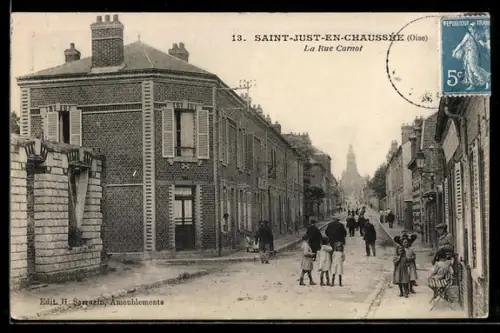 AK Saint-Just-en-Chaussée /Oise, La Rue Carnot animée avec passants et bâtiments en briques