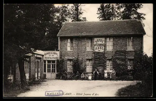 AK Mailly-le-Camp, Hôtel Jeanne d`Arc et son entrée entourée d`arbres