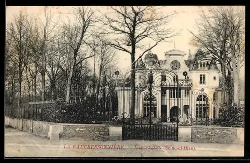 AK Vaucresson /Seine-et-Oise, La Vaucressonnière, vue de l`entrée avec grille ornée et bâtiment en arrière-plan
