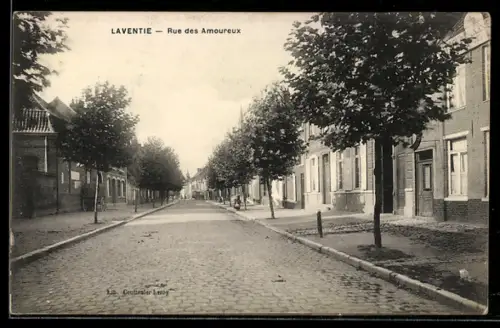 AK Laventie, Rue des Amoureux avec ses maisons bordées d`arbres