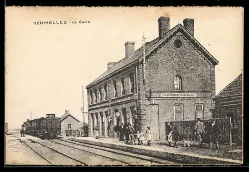 AK Vermelles, La Gare avec passagers sur le quai et train en attente