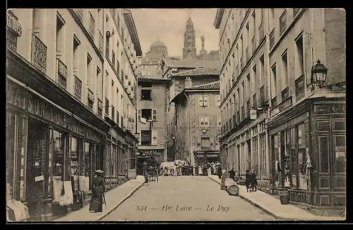 AK Le Puy, Rue animée avec boutiques et passants, vue sur la cathédrale en arrière-plan