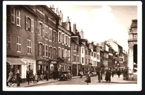 AK Lons-le-Saunier /Jura, Rue Jean-Jaurès animée avec passants et voitures