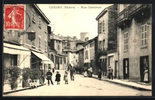 AK Chessy /Rhône, Rue Centrale avec passants et bâtiments historiques