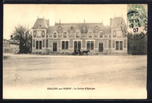 AK Châlons-sur-Marne, La Caisse d`Épargne avec calèche sur la place