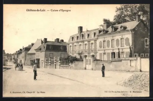 AK Château-du-Loir, Caisse d`Épargne et rue animée avec passants