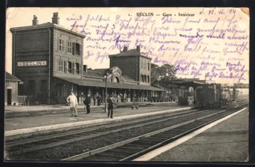AK Séclin, Gare, Intérieur avec passagers sur le quai et train à quai
