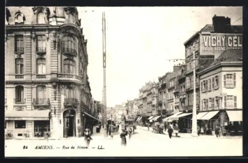 AK Amiens, Rue de Noyon animée avec passants et commerces