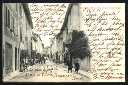 AK Beaurepaire /Isère, Rue de la République animée avec passants et bâtiments historiques