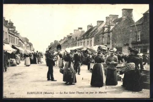 AK Barfleur /Manche, La Rue Saint-Thomas un jour de Marché