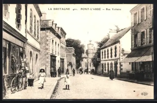 AK Pont-l`Abbé /Bretagne, Rue Voltaire animée avec passants et bâtiments historiques