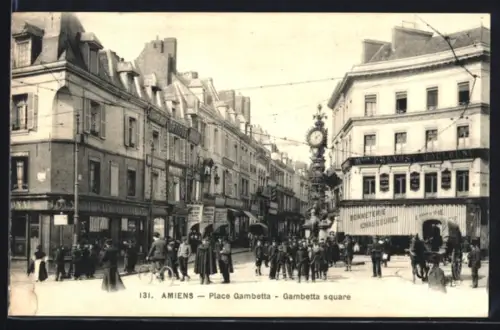 AK Amiens, Place Gambetta avec animation urbaine et horloge monumentale