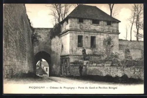 AK Picquigny, Château de Picquigny, Porte du Gard et Pavillon Sévigné