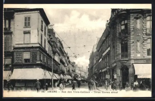 AK Amiens, Rue des Trois-Cailloux animée avec passants et architecture urbaine