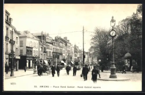 AK Amiens, Place René Goblet avec horloge et passants