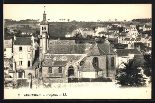 AK Audierne, L`Église et vue du village environnant