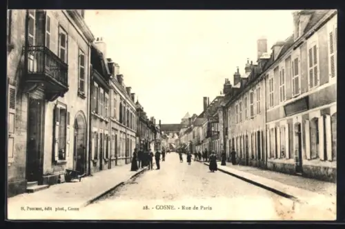 AK Cosne, Rue de Paris animée avec passants et bâtiments d`époque