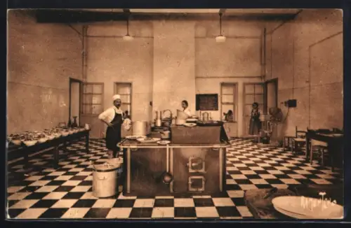 AK La Meilleraie-Tillay /Vendée, Intérieur de la cuisine avec chefs et personnel en activité