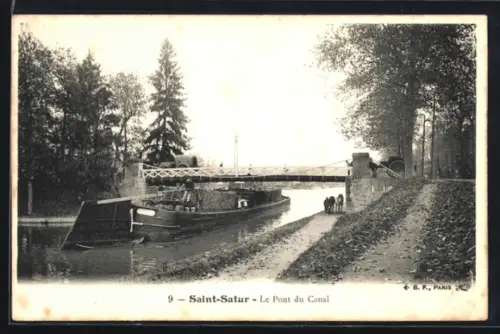 AK Saint-Satur, Le Pont du Canal avec une péniche