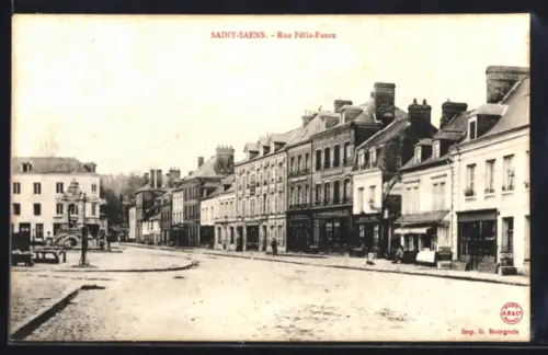 AK Saint-Saëns, Rue Félix-Faure avec facades de bâtiments historiques
